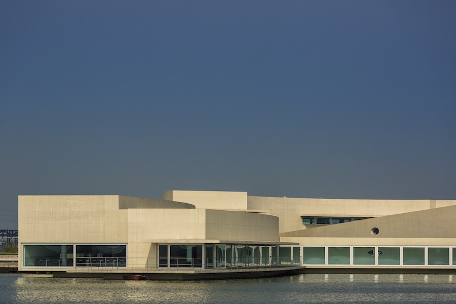 U-Shaped Office Built on Water in China2