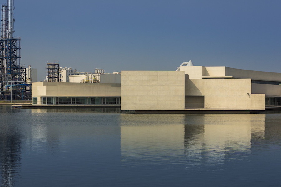 U-Shaped Office Built on Water in China3