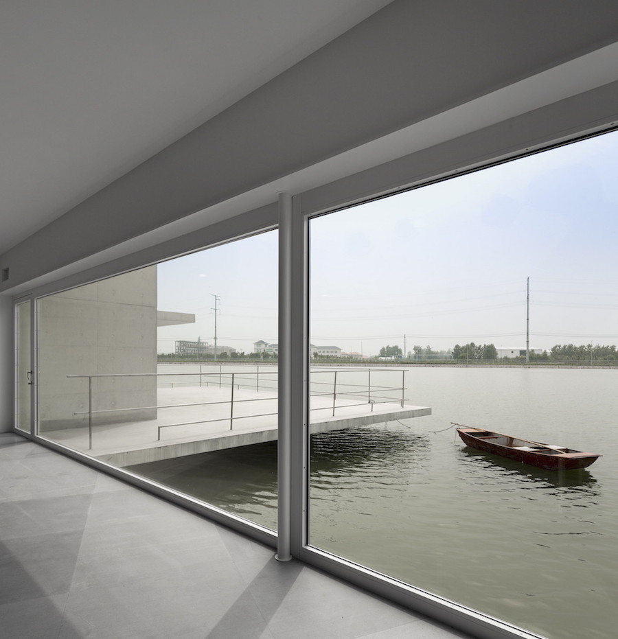 U-Shaped Office Built on Water in China9