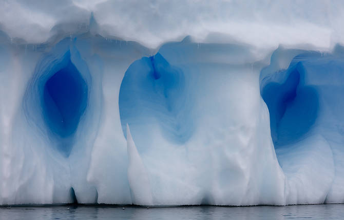 Stunning Pictures of Icebergs in Antarctica at Eye Level﻿