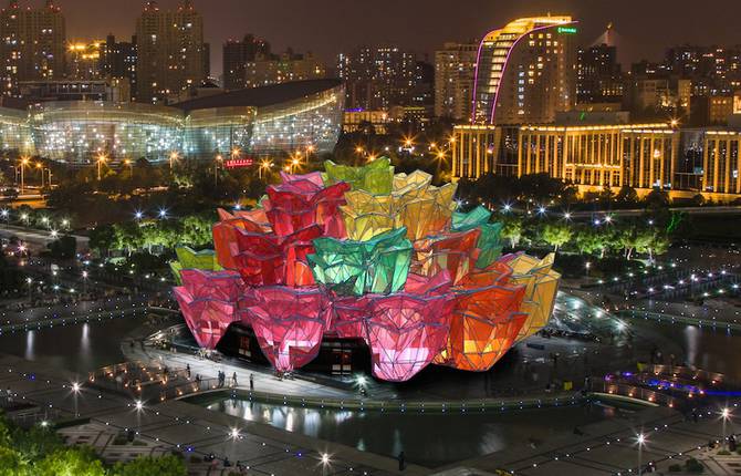 Color-Changing Rose Pavilion Building Like a Bouquet of Flowers