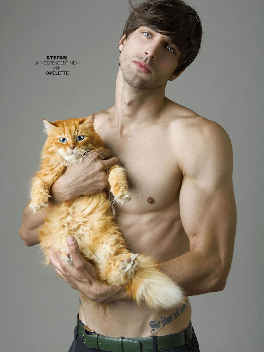 Мужчина фото юмор. Мужчина с котом. Красивый мужчина с котом. Кот фотомодель. Мужчина с котом на руках.
