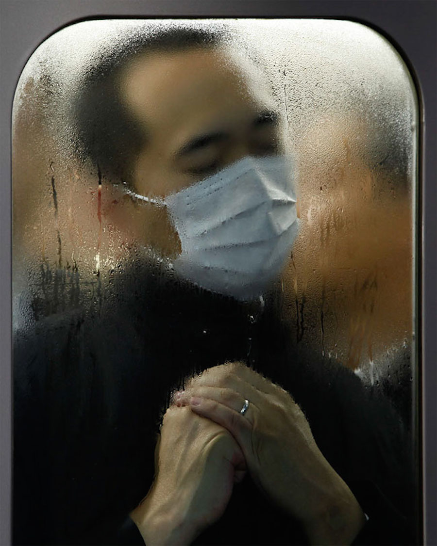 Photographs of Tokyo Commuters Stuck in the Subway-13