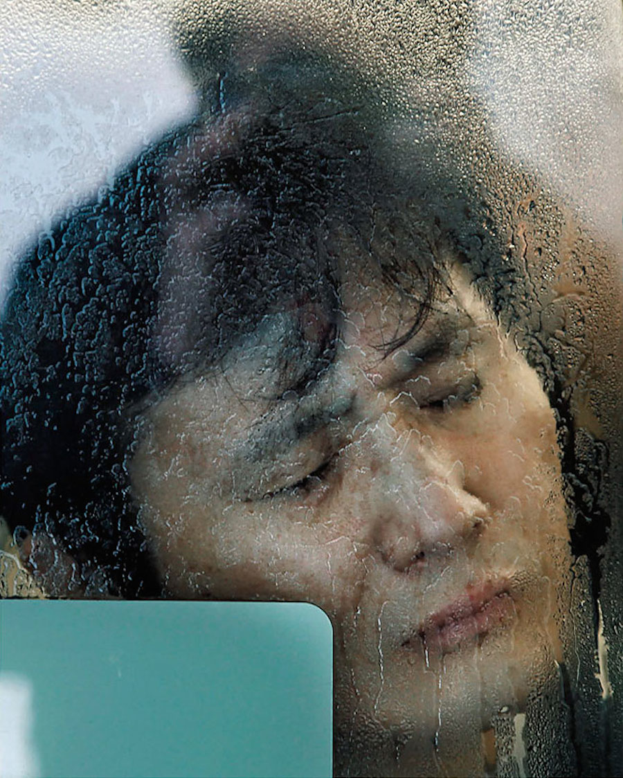 Photographs of Tokyo Commuters Stuck in the Subway-15