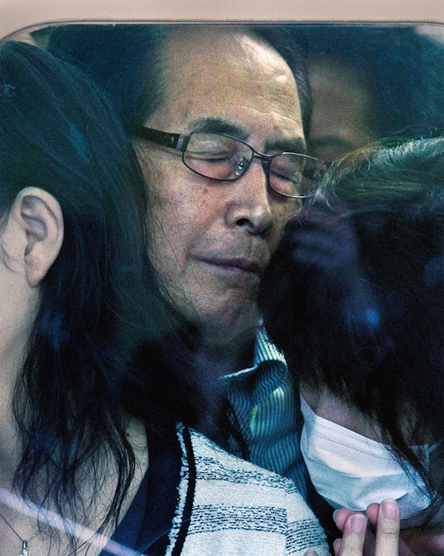 Photographs of Tokyo Commuters Stuck in the Subway-21