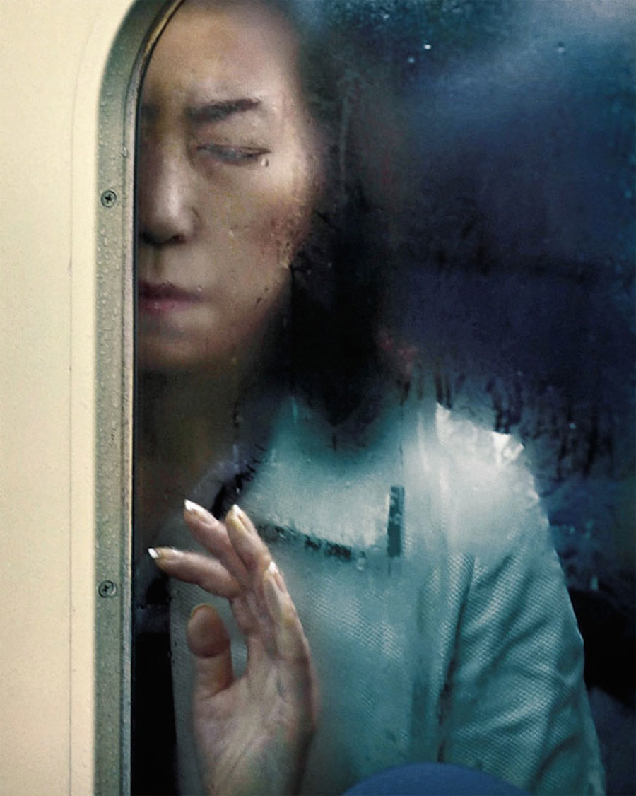 Photographs of Tokyo Commuters Stuck in the Subway-8