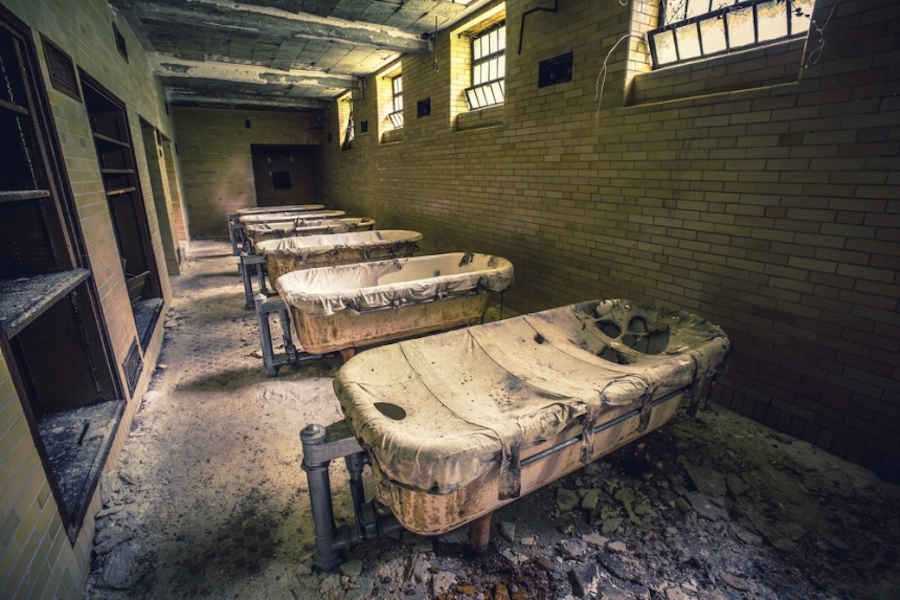 Striking Pictures of Abandoned Asylums in the U.S.-11