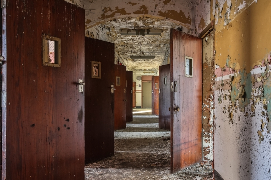 Striking Pictures of Abandoned Asylums in the U.S.-15