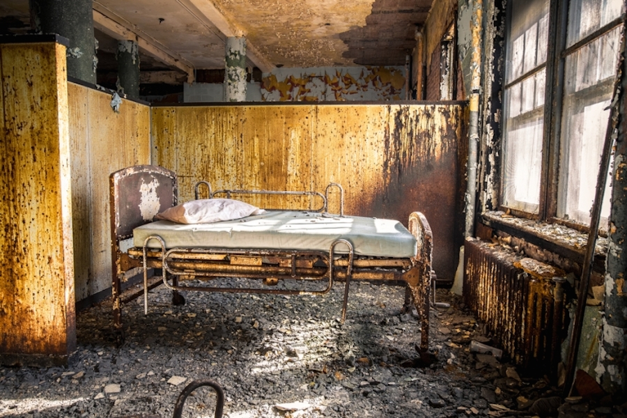 Striking Pictures of Abandoned Asylums in the U.S.-17