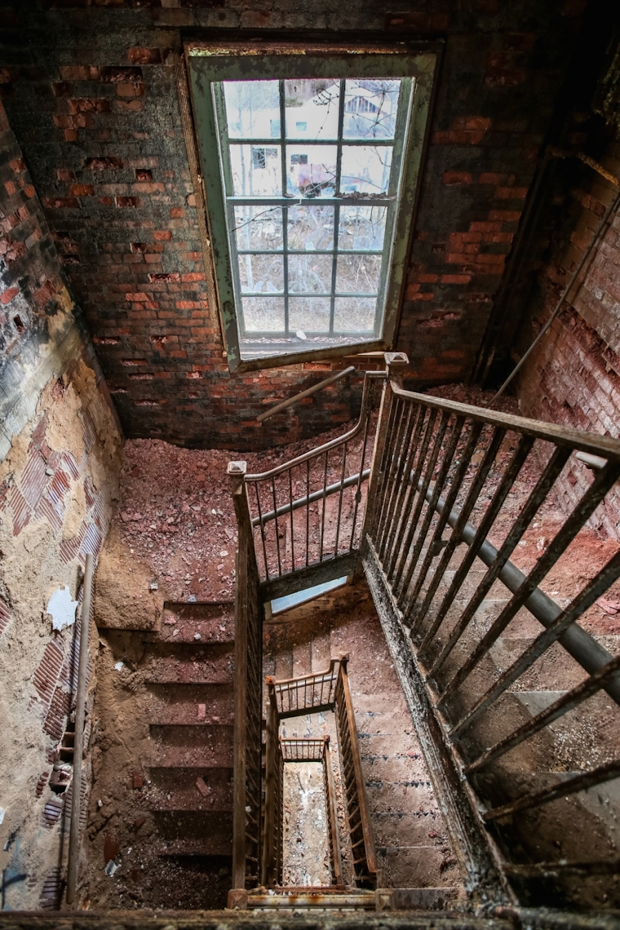 Striking Pictures of Abandoned Asylums in the U.S.-18
