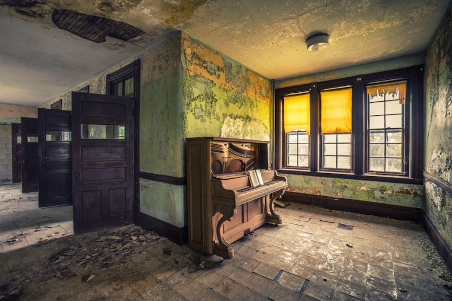 Striking Pictures of Abandoned Asylums in the U.S.-5