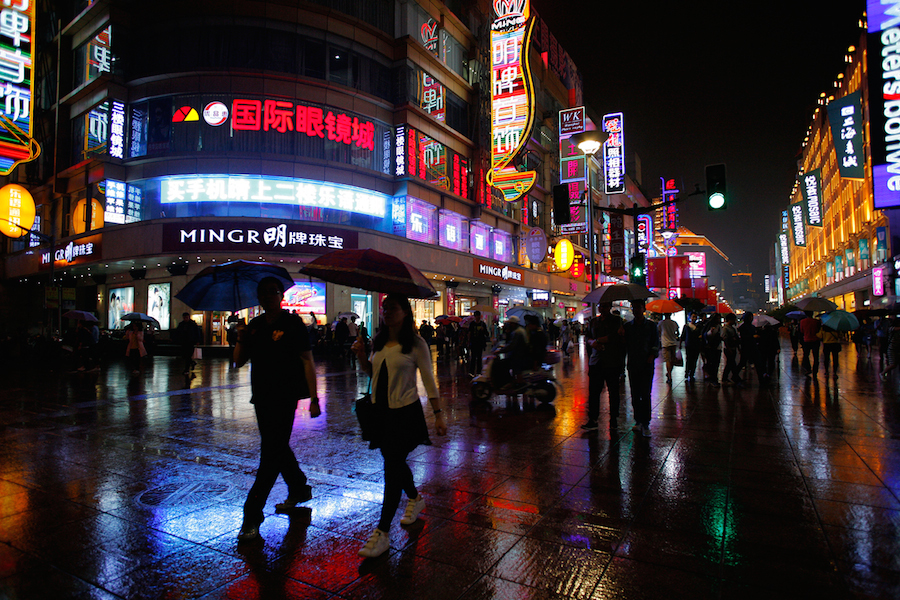 Exploring the Many Atmospheres of Shanghai in Photo-17