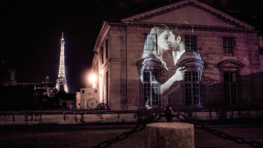 Video Projection of Couples Kissing in Paris by Julien Nonnon-1
