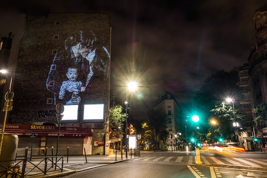 Video Projection of Couples Kissing in Paris by Julien Nonnon-14