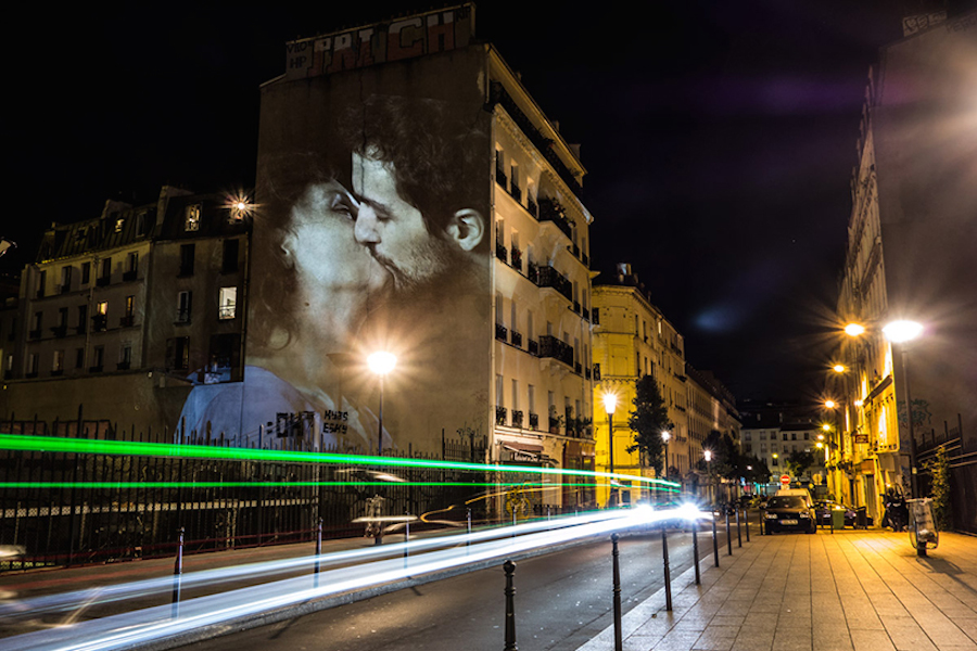 Video Projection of Couples Kissing in Paris by Julien Nonnon-2