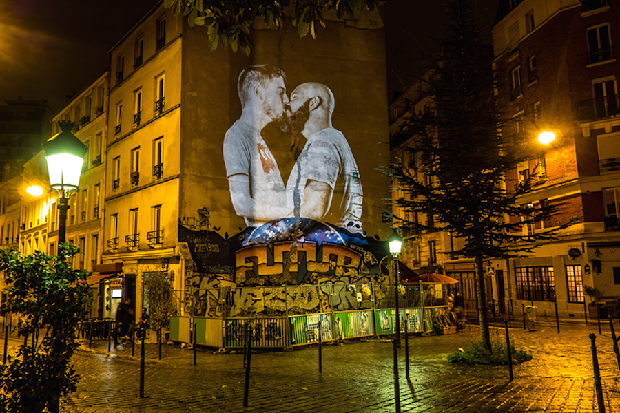 Video Projection of Couples Kissing in Paris by Julien Nonnon-5