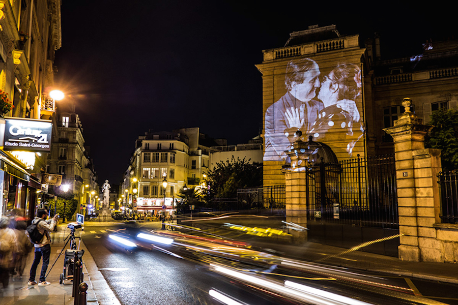 Video Projection of Couples Kissing in Paris by Julien Nonnon-6