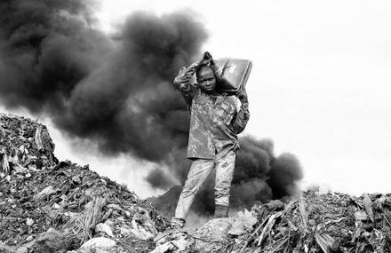 Powerful Photos-Series of a Waste Disposal by Mário Macilau