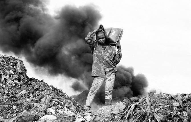 Powerful Photos-Series of a Waste Disposal by Mário Macilau
