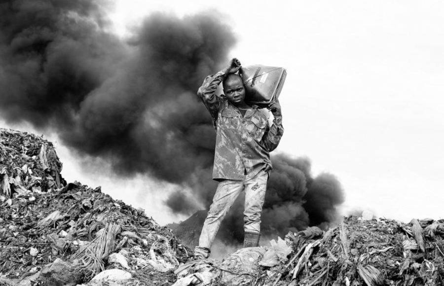 Powerful Photos-Series of a Waste Disposal by Mário Macilau