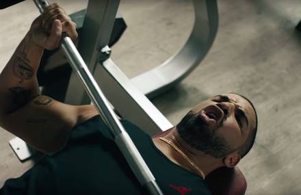 Drake singing Taylor Swift in the New Apple Music Ad