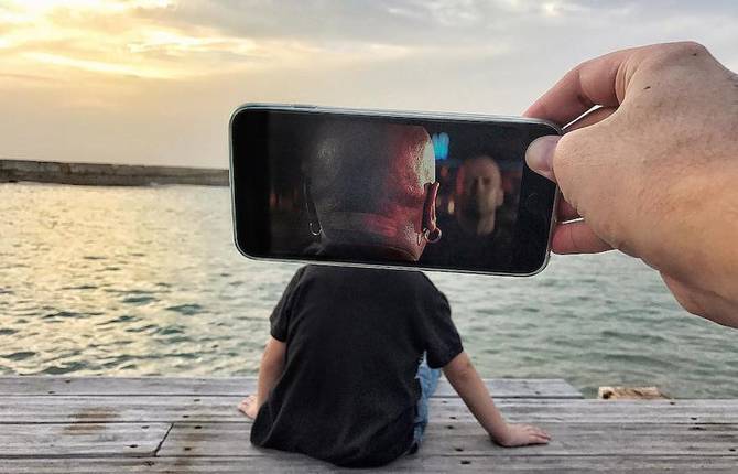 Funny Scenes Completed with Smartphones Images