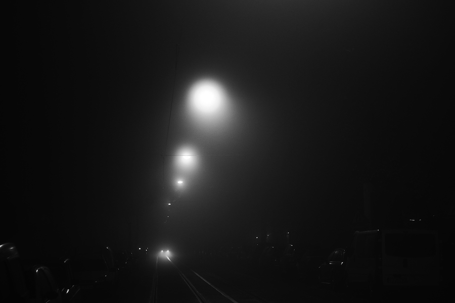 Mysterious Black and White Urban Scenes in the Fog-14