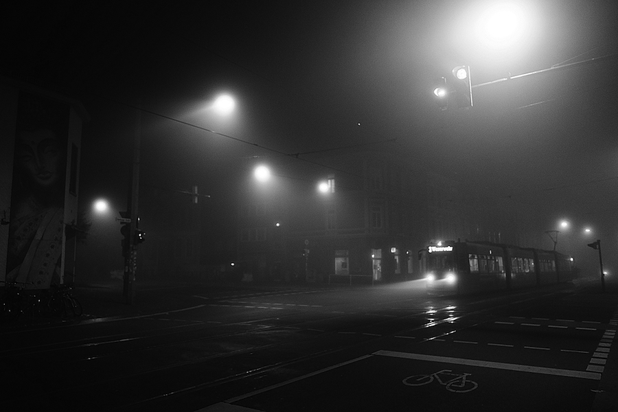 Mysterious Black and White Urban Scenes in the Fog-5