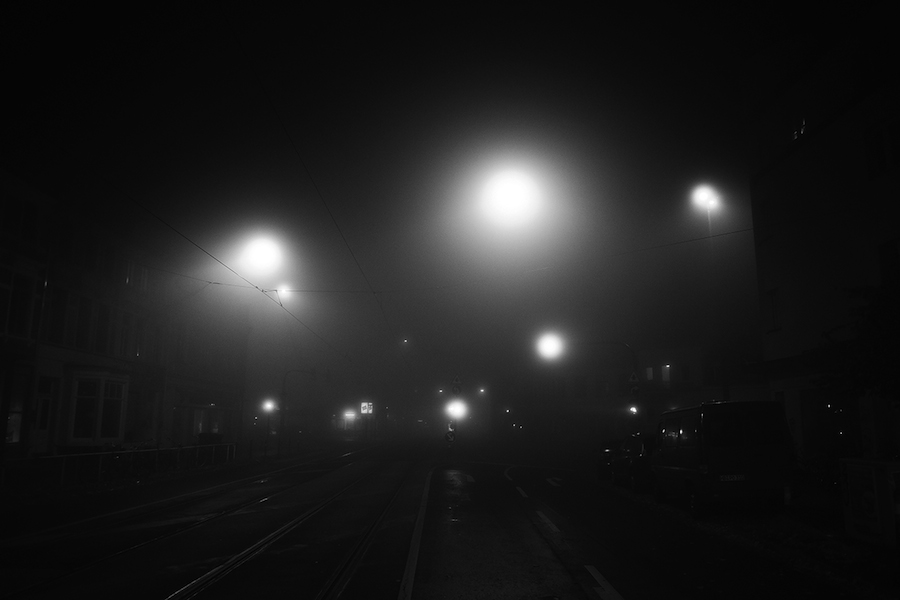 Mysterious Black and White Urban Scenes in the Fog-8