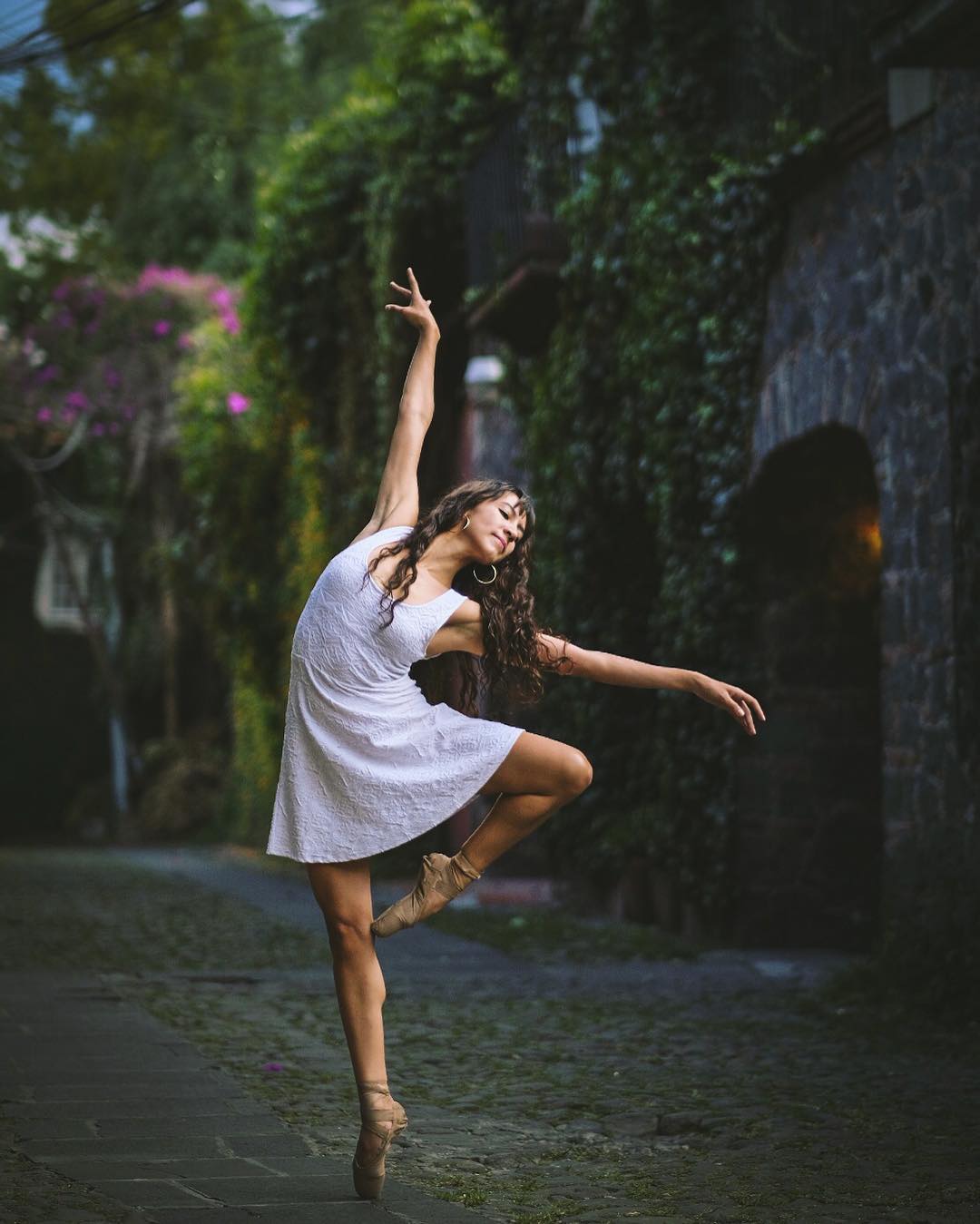 Расслабленный танец. Фотограф Омар Роблес балет. Балерина на улице. Балерина танцует на улице. Танцующая девушка.