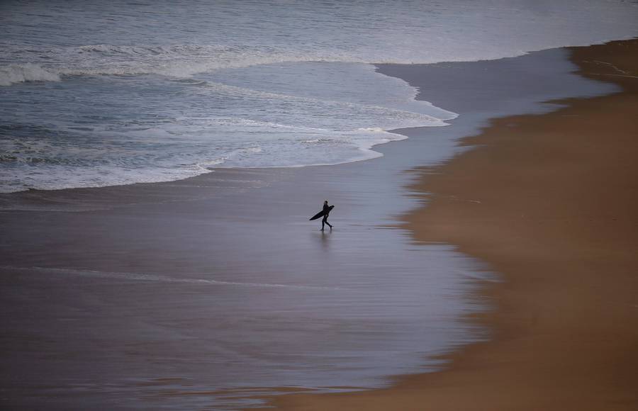 Amazing Pictures of Surfers in Portugal