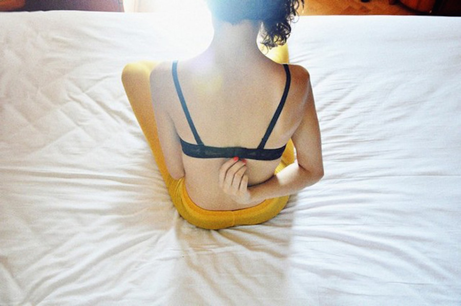 Enigmatic and Touching Pictures of Girls From the Back-2