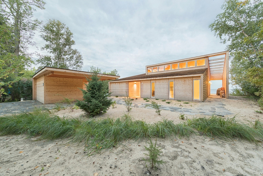 Superb Wooden Beach House in Canada-11