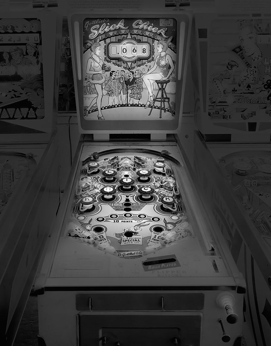 Black and White Pictures of Old Pinball Machines-1
