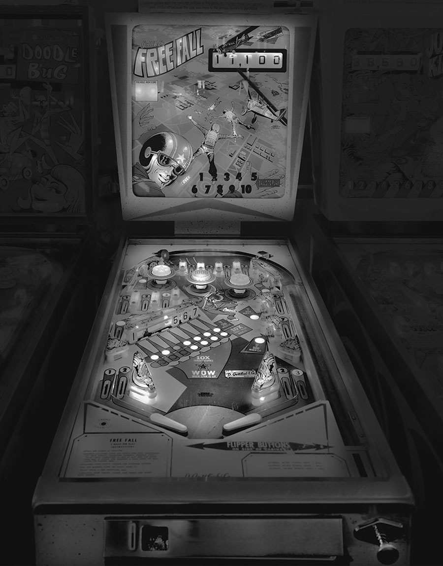 Black and White Pictures of Old Pinball Machines-2