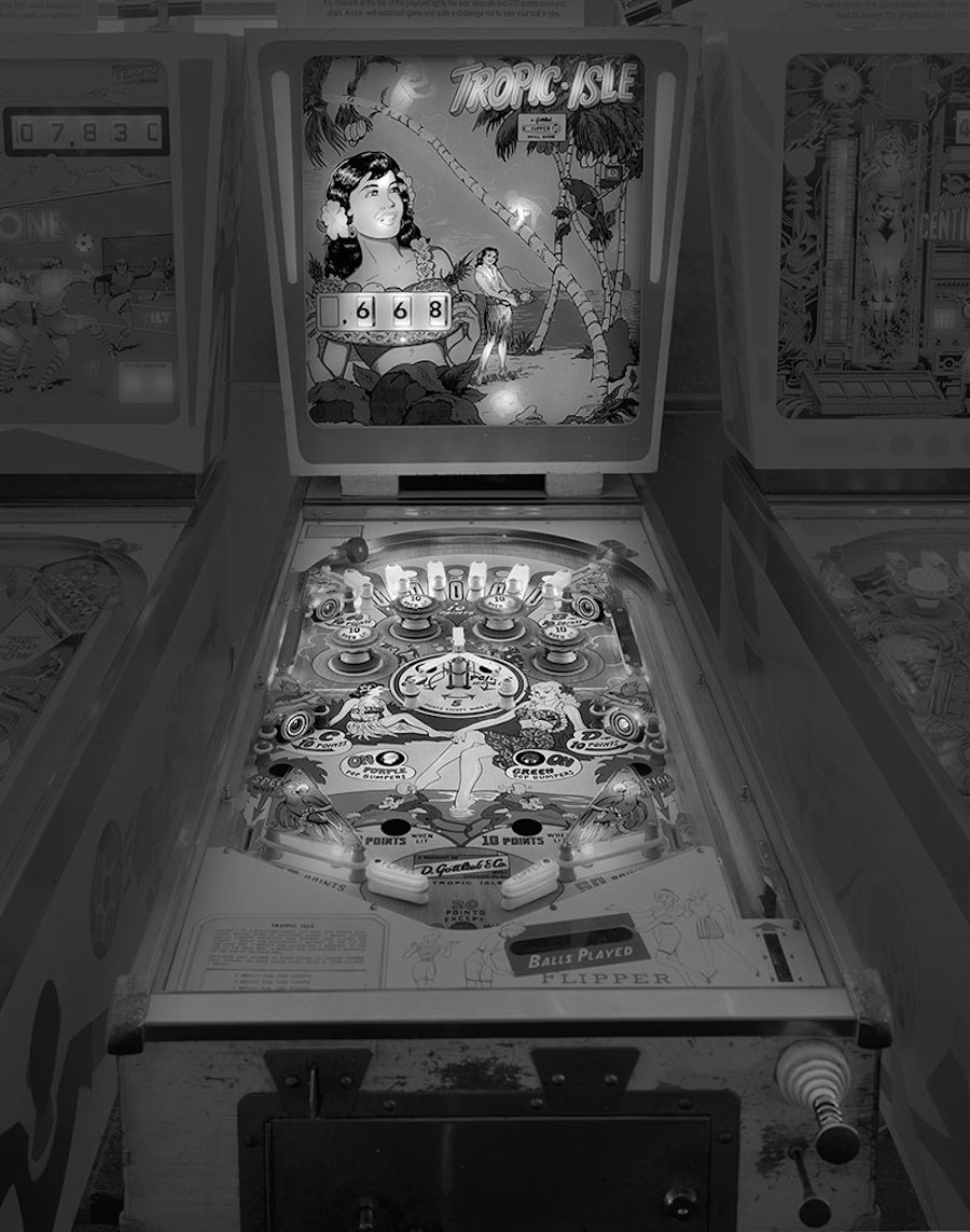 Black and White Pictures of Old Pinball Machines-3