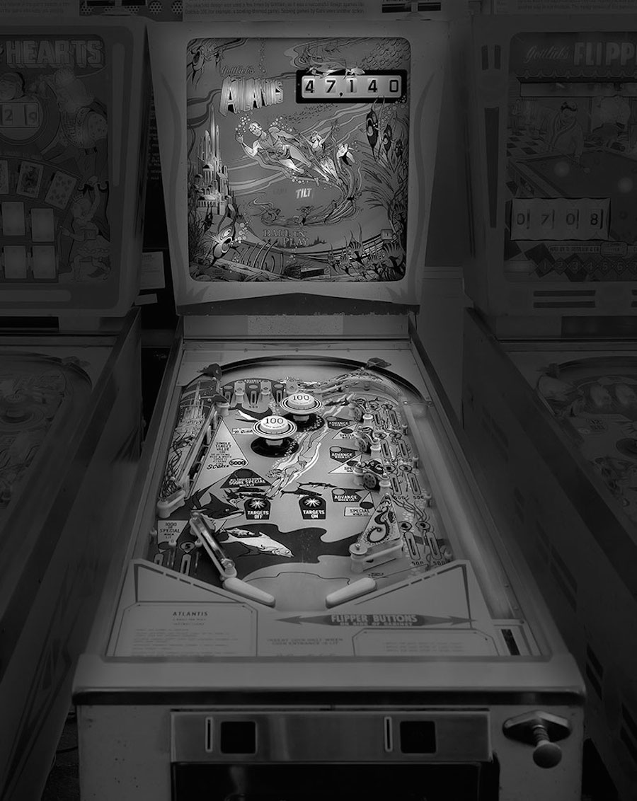 Black and White Pictures of Old Pinball Machines-8