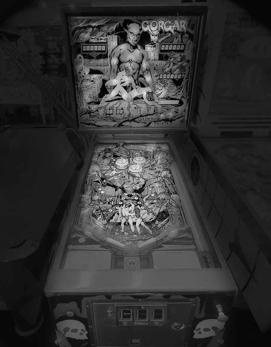 Black and White Pictures of Old Pinball Machines-9