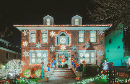 Enchanting Pictures of American Houses Decorated for Christmas