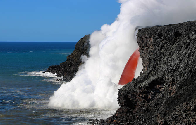 Incredible Encounter Between Hawaii Volcano and the Sea