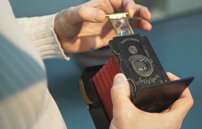 Clever Instant Camera Made from Cardboard