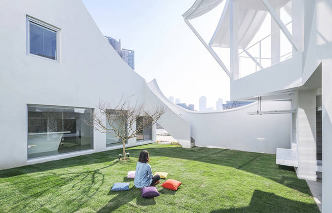 Alluring &lsquo;Flying House&rsquo; in Seoul