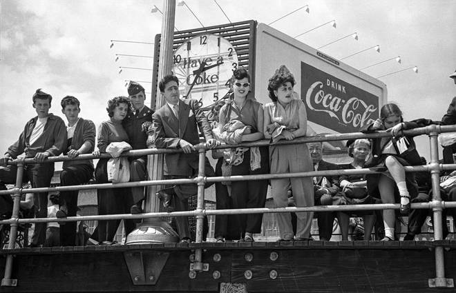 Joyful Black & White Photographs of Coney Island – Fubiz Media