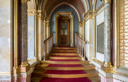 Impressive Empty Hungarian Parliament in Pictures