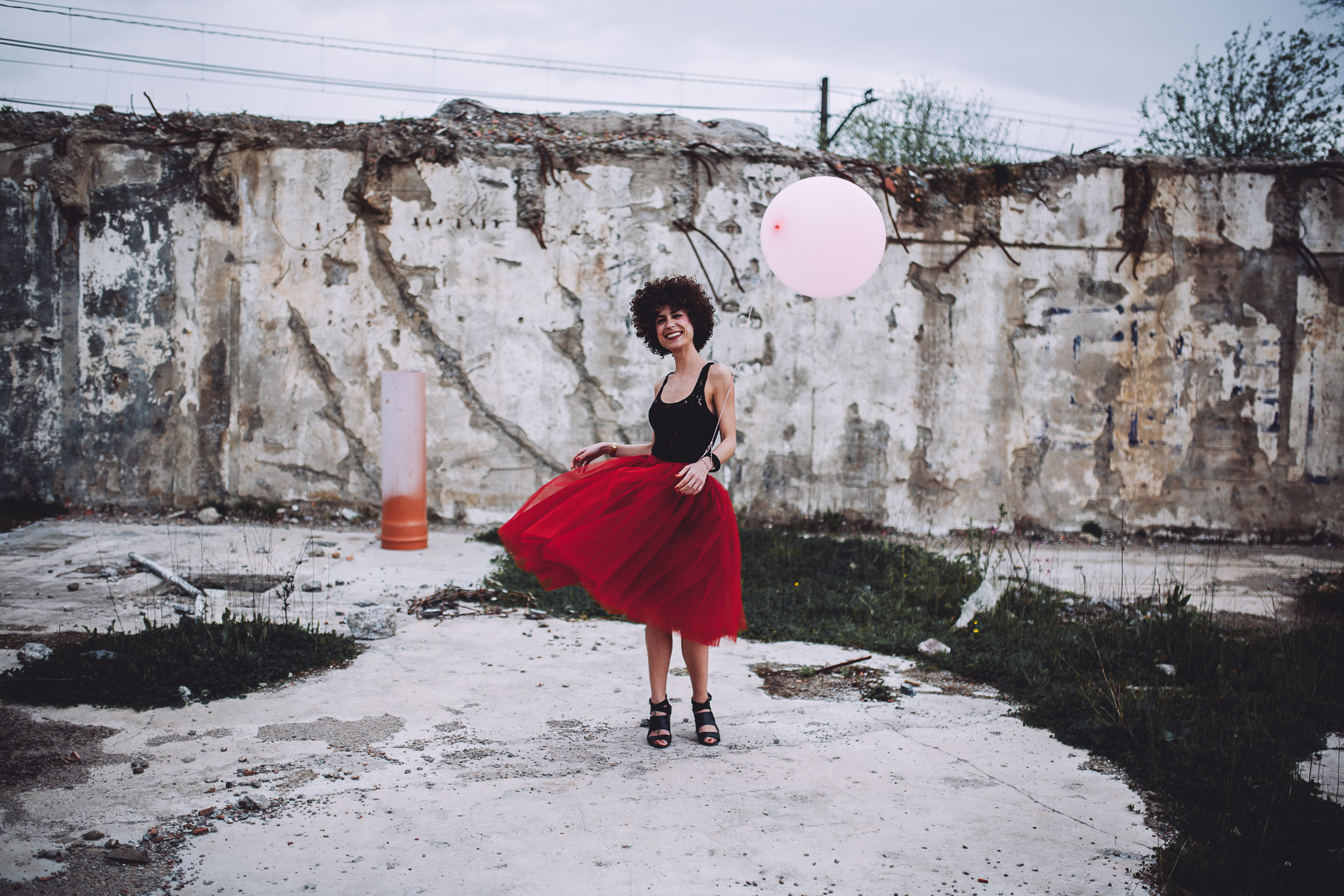 Grunge woman with a pink balloon on the street