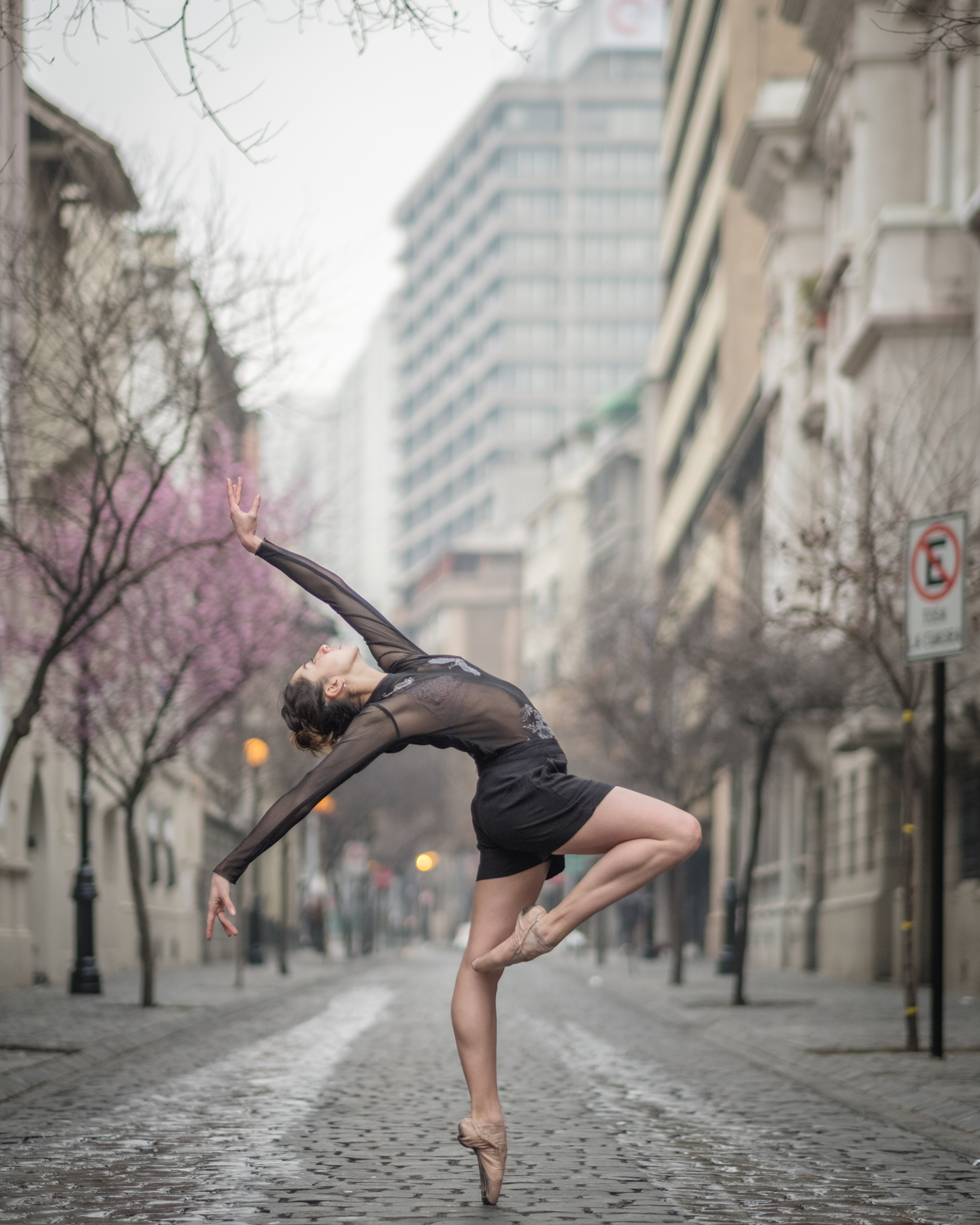 Расслабленный танец. Фотограф Омар Роблес балет. Танцы на улице. Балерина на улице. Балерина в городе.