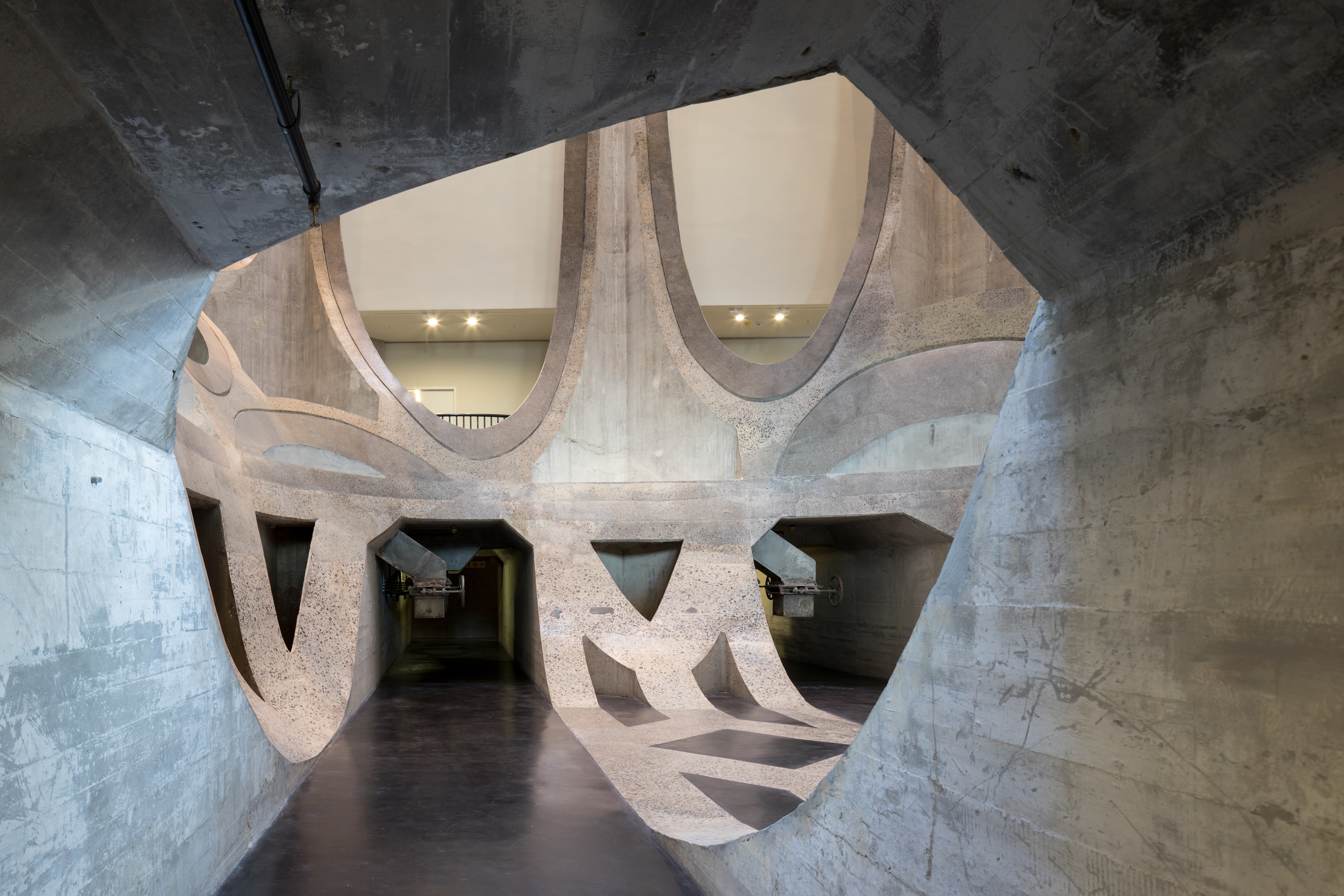 776_7__HR_ZeitzMOCAA_HeatherwickStudio_Credit_Iwan Baan_View of atrium from tunnel