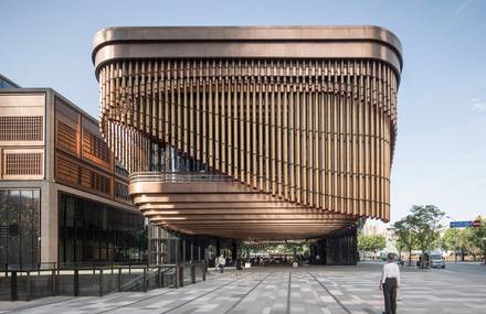 Amazing Moving Facade by Foster + Partners and Heatherwick Studios
