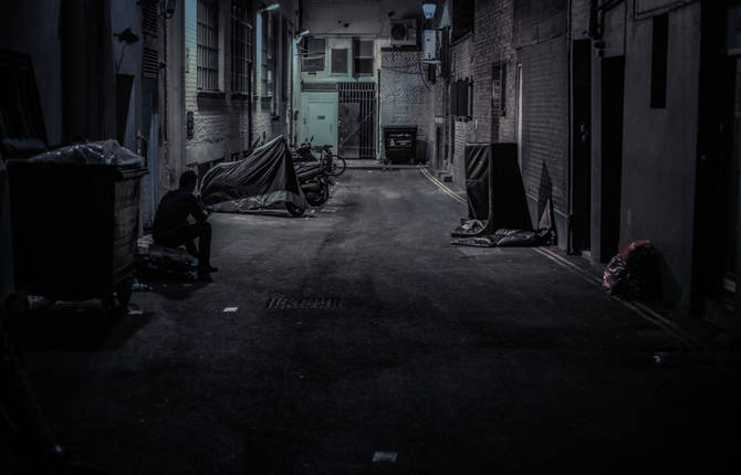 A Voyeuristic Sneak Peek into London by Edo Zollo