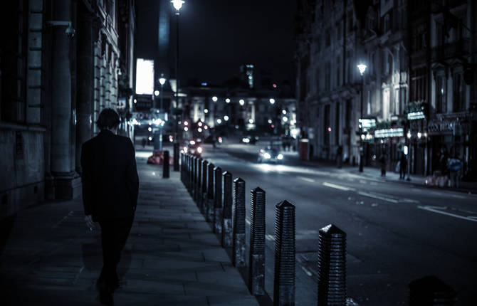 A Voyeuristic Sneak Peek into London by Edo Zollo